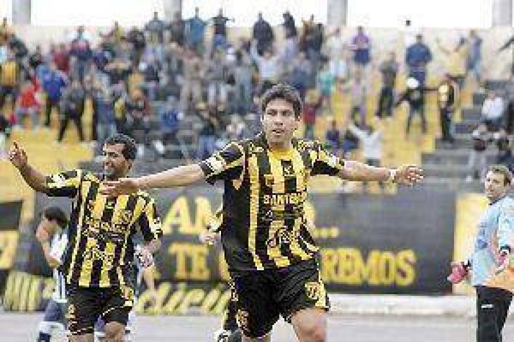 Mitre derrot� a Sarmiento sobre la hora y se trep� a la cima del grupo