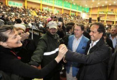 Scioli: trabajamos para cumplir sue�os y llenar la Provincia de oportunidades