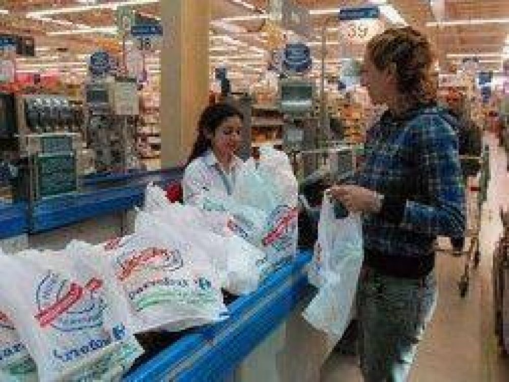 Supermercados comienzan a cobrar las bolsas