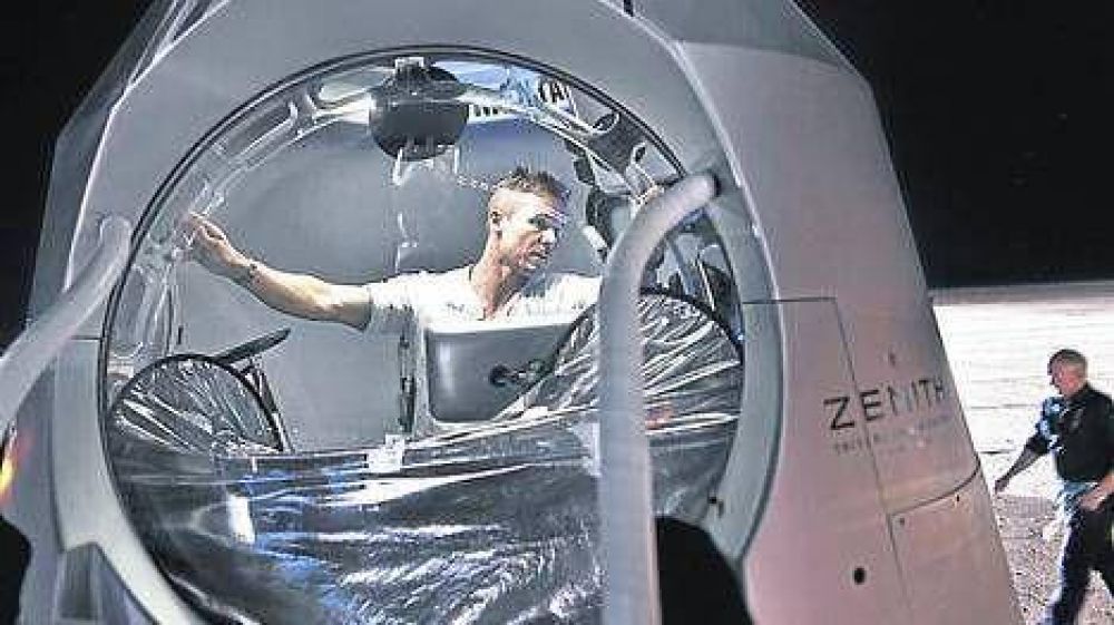 Con un salto al vac�o, intentan romper la barrera del sonido