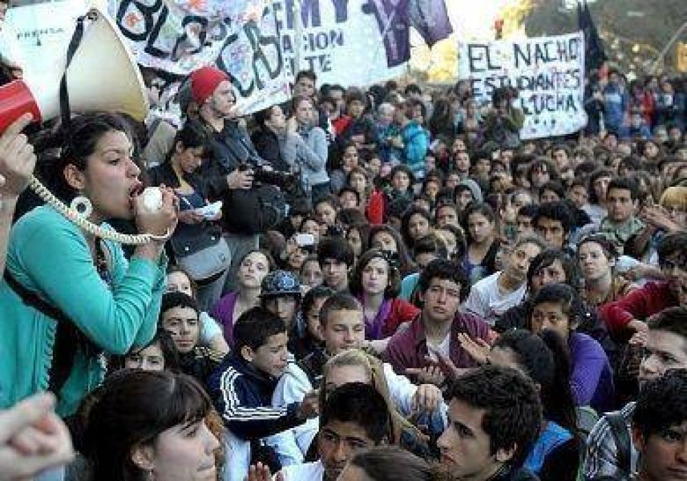 Un grupo de estudiantes porte�os pide audiencia con la jueza