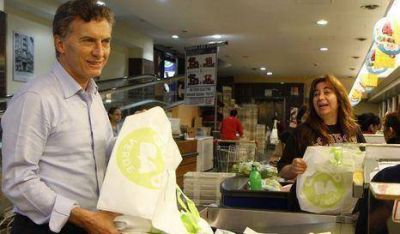 Entregan bolsas reutilizables a vecinos