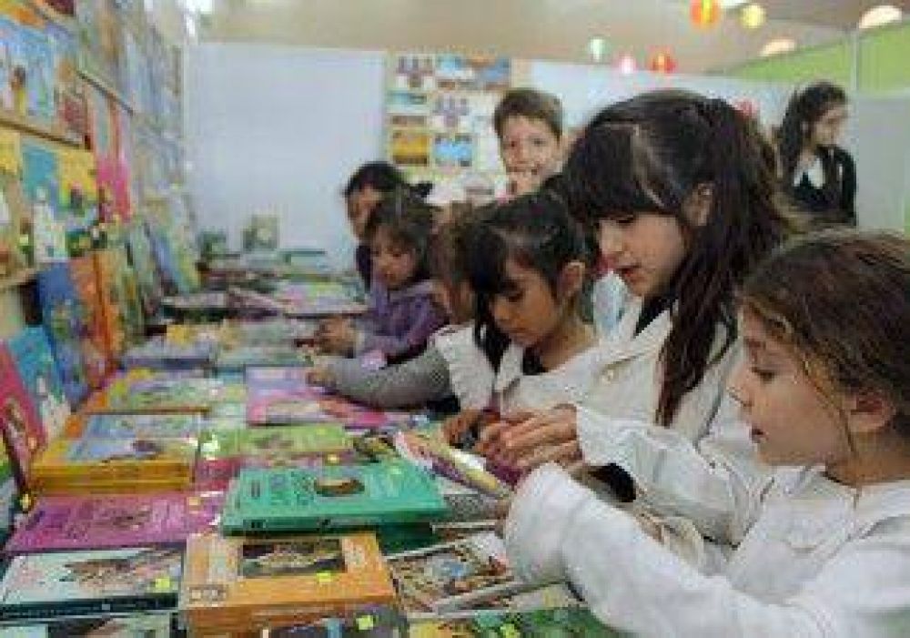 Ni�os cipole�os se adue�aron de la Feria del Libro 