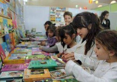 Ni�os cipole�os se adue�aron de la Feria del Libro 