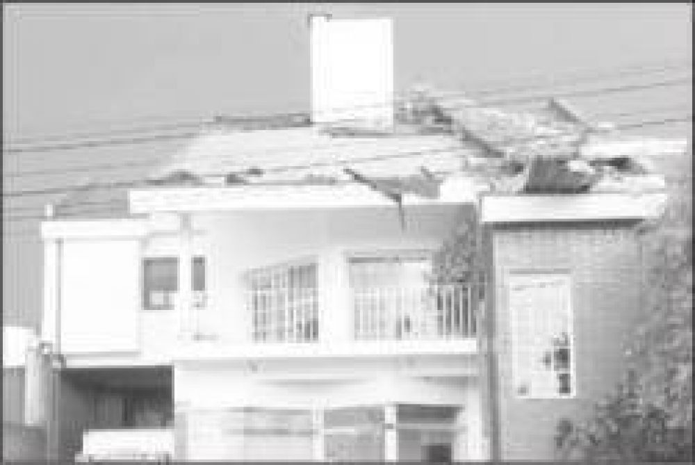 Fuerte tormenta afect� el domingo Puerto Rico, caus� voladura de techos y ca�da de �rboles