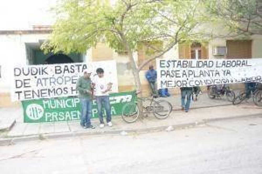 Contratados del Plan de Ayuda Municipal contin�an su protesta frente al Corral�n