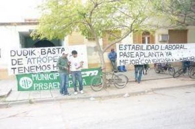 Contratados del Plan de Ayuda Municipal contin�an su protesta frente al Corral�n
