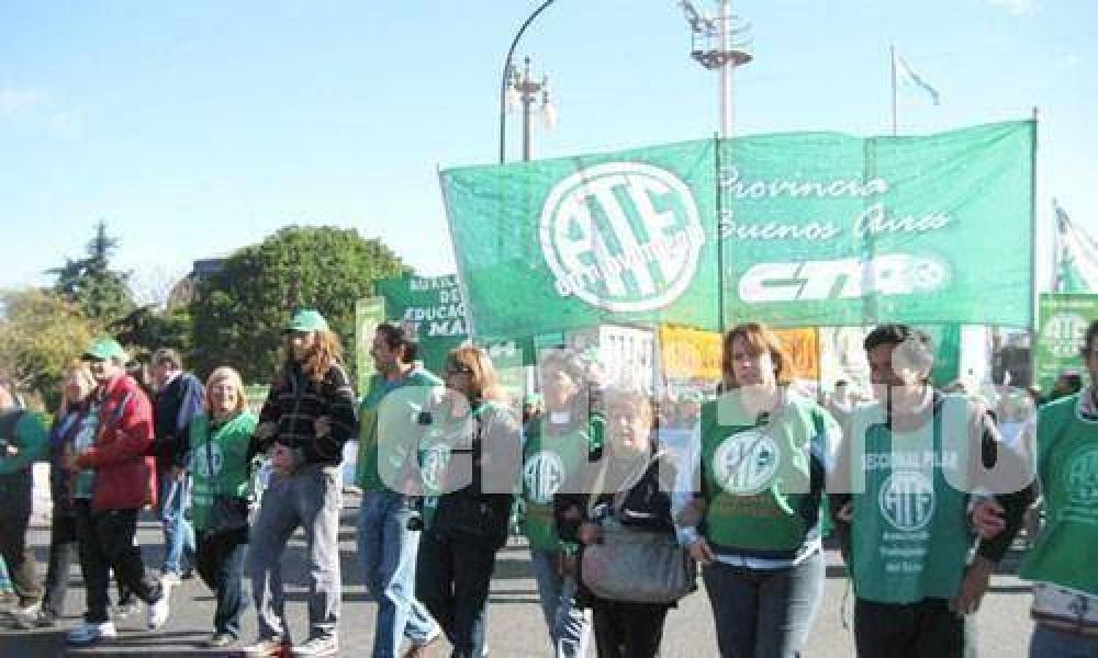 Afiliados de ATE Pilar se movilizan a Plaza de Mayo