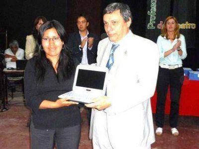 Entregaron netbooks a estudiantes  Del IES 4 