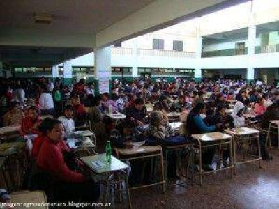 Alumnos y padres tomaron la ENET N� 2: �los padres ya no se conforman con las palabras y promesas del Ministro�