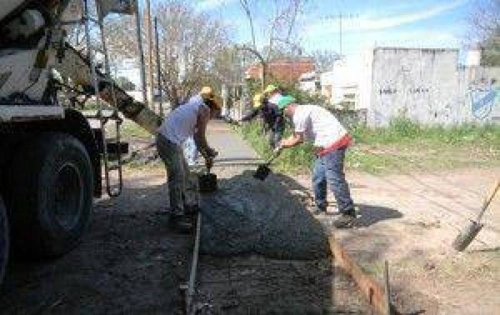 El Municipio Contin�a Construyendo Veredas En Los Barrios