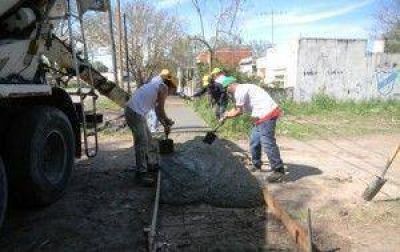 El Municipio Contin�a Construyendo Veredas En Los Barrios