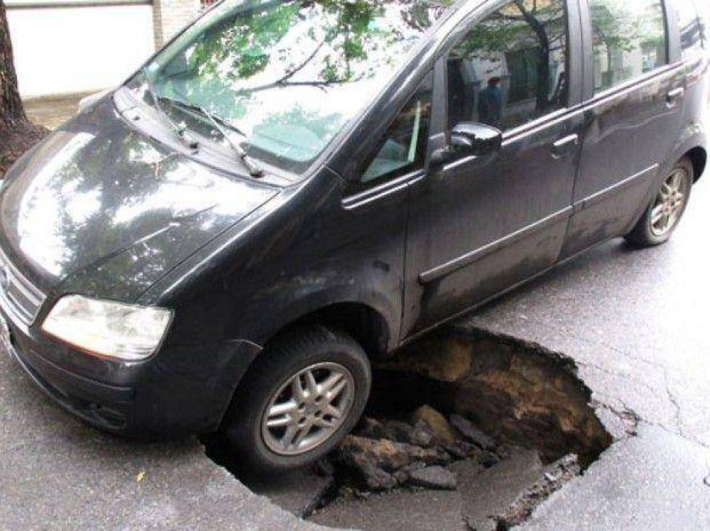 Los efectos de la lluvia socavan el pavimento y los baches no dan tregua
