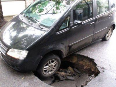 Los efectos de la lluvia socavan el pavimento y los baches no dan tregua