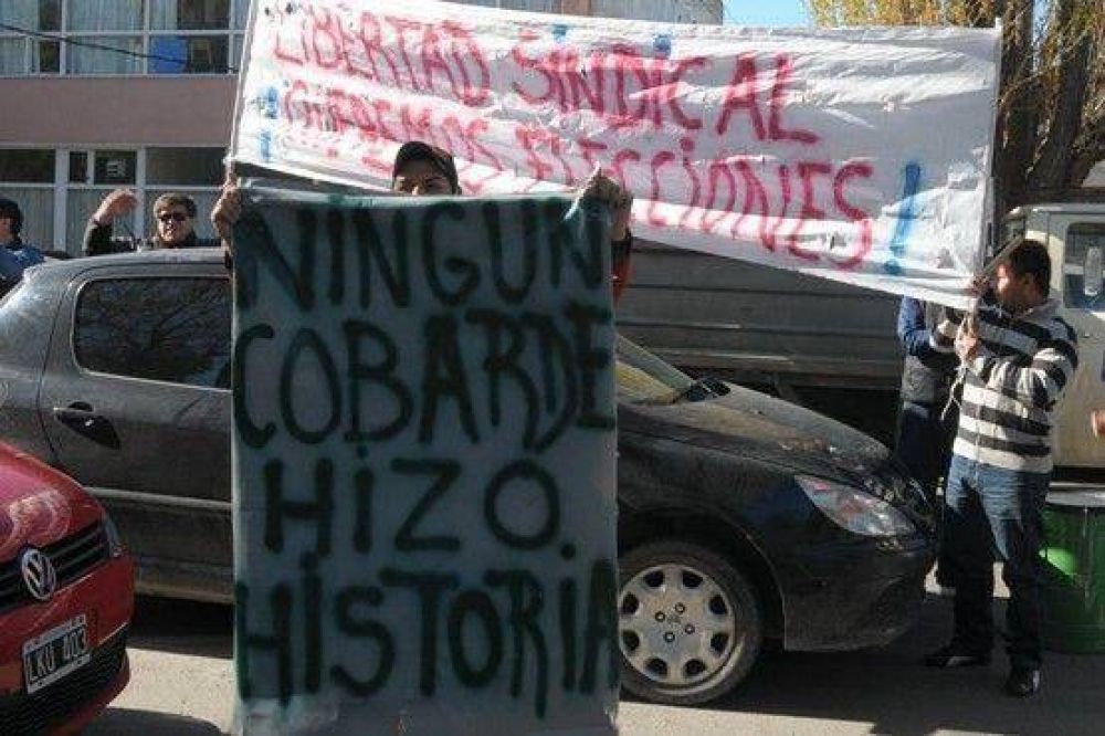Petroleros reclamaron frente a la Casa de Gobierno