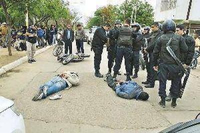 En una intensa persecuci�n detuvieron a un uniformado tras intento de asalto