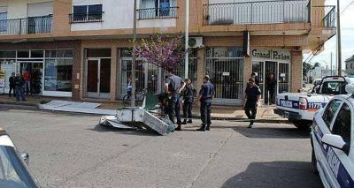 Se cay� un cartel en la v�a p�blica y destroz� el parabrisas de un veh�culo