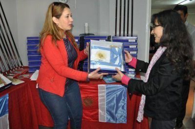 Entregan banderas a 30 escuelas provinciales