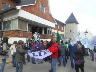 La CTA en Tierra del Fuego hizo una marcha con petitorios a la gobernadora y legisladores