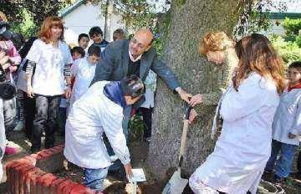 La Municipalidad y la Escuela N� 57 desarrollaron actividades de conservaci�n de �rboles	
