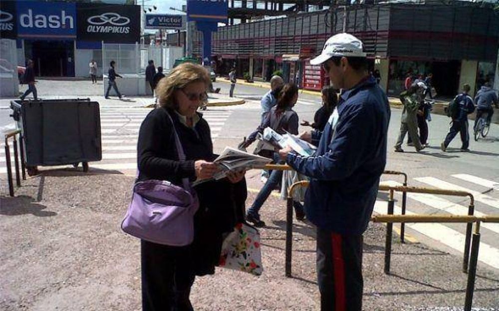Militantes kirchneristas informaron sobre la Ley de Medios en la Plaza de Pilar
