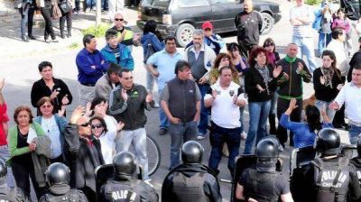 Anoche segu�an las negociaciones por el edificio que tomaron polic�as