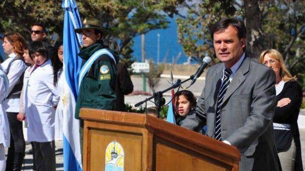 Mac Karthy particip� del acto por ell 112� aniversario de Camarones