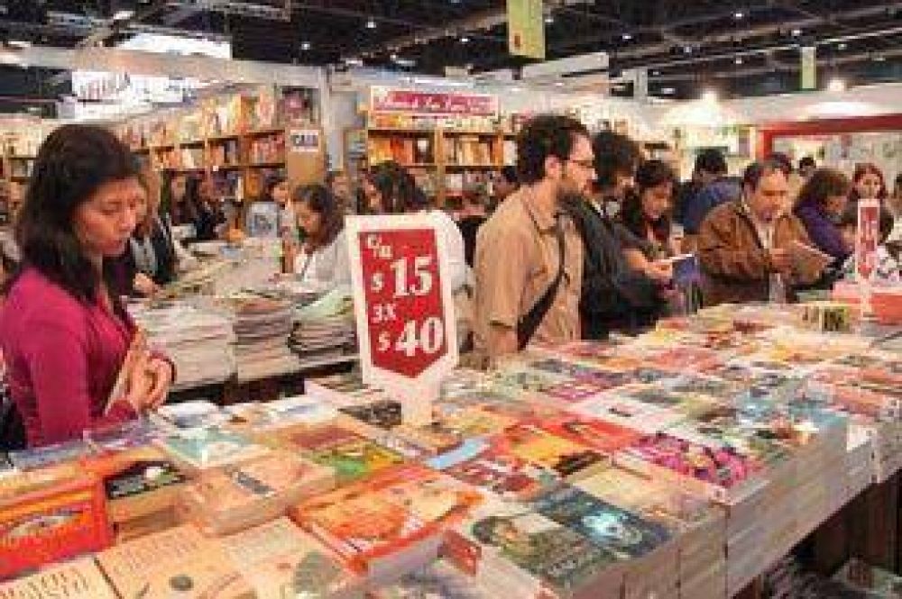 Contin�a la Feria del Libro "LibrArte 2012"