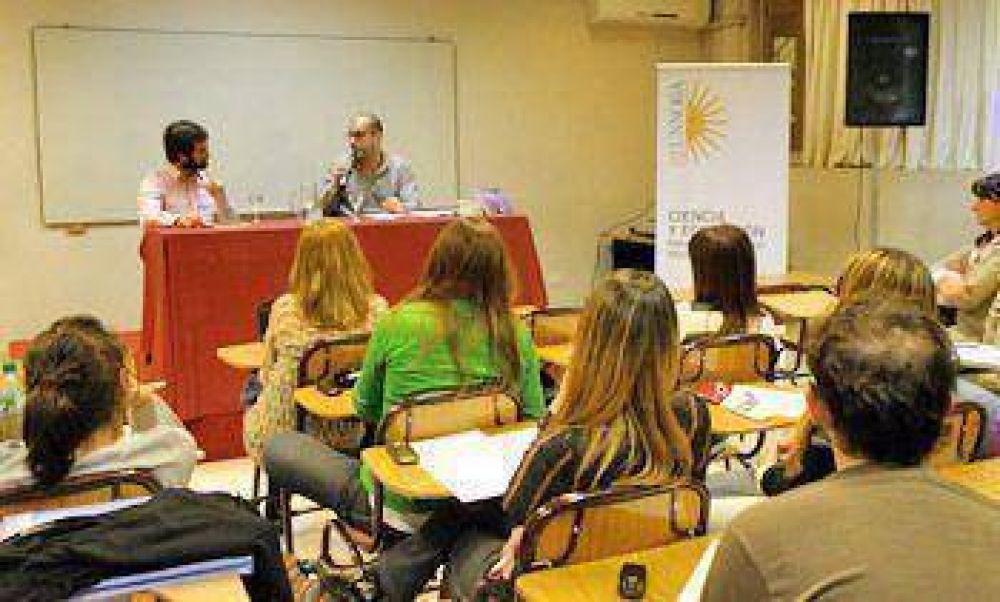 Nutrida participaci�n en el inicio del ciclo Letras en la Universidad 