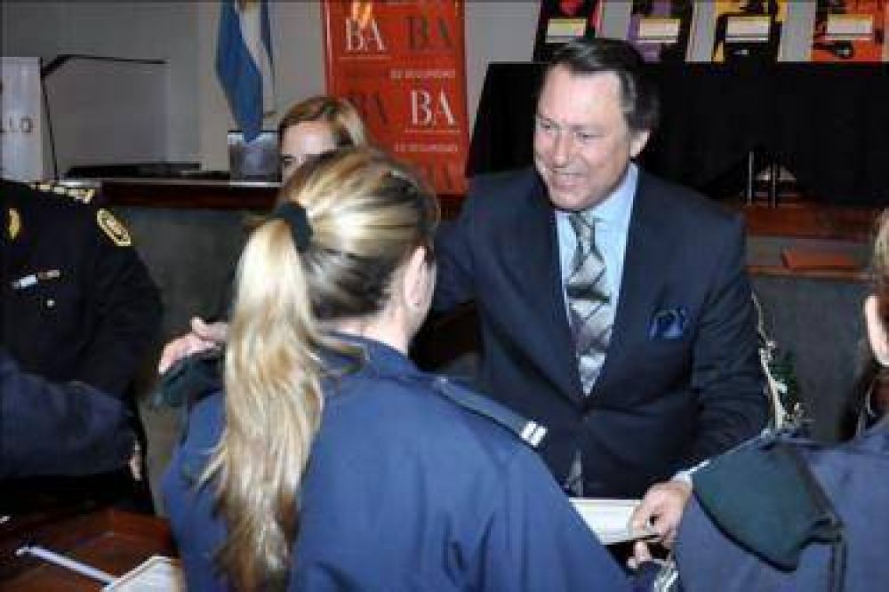 Casal entreg� diplomas a personal femenino de Infanter�a