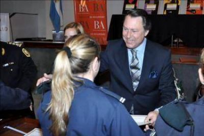 Casal entreg� diplomas a personal femenino de Infanter�a