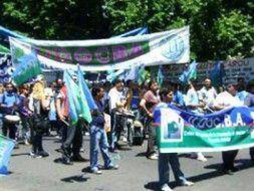 Paro de docentes bonaerenses de UDOCBA por aumento salarial