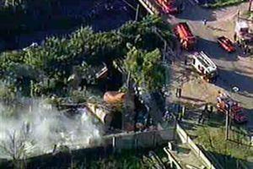 Diez dotaciones de bomberos combaten un incendio en un dep�sito de tanques