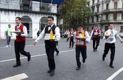 Novena edici�n de la "Carrera de Mozos y Camareras" por Avenida de Mayo