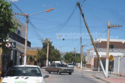 Volvi� el malestar a Fiambal� por poste a punto de caer