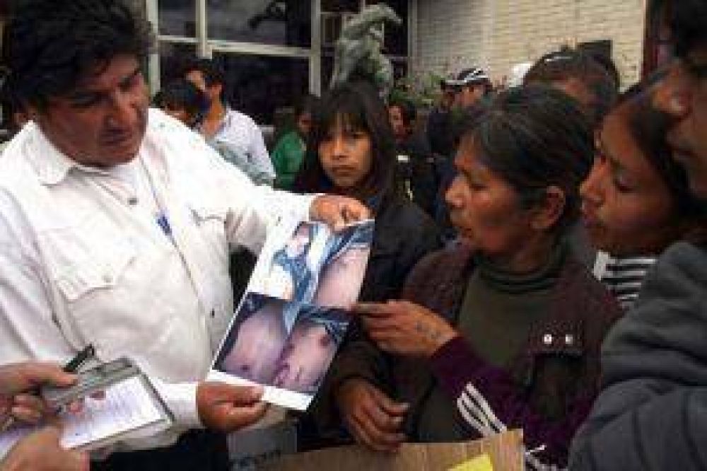 Familiares del joven aborigen muerto en la Alcaid�a advierten que el cuerpo ten�a signos de tortura