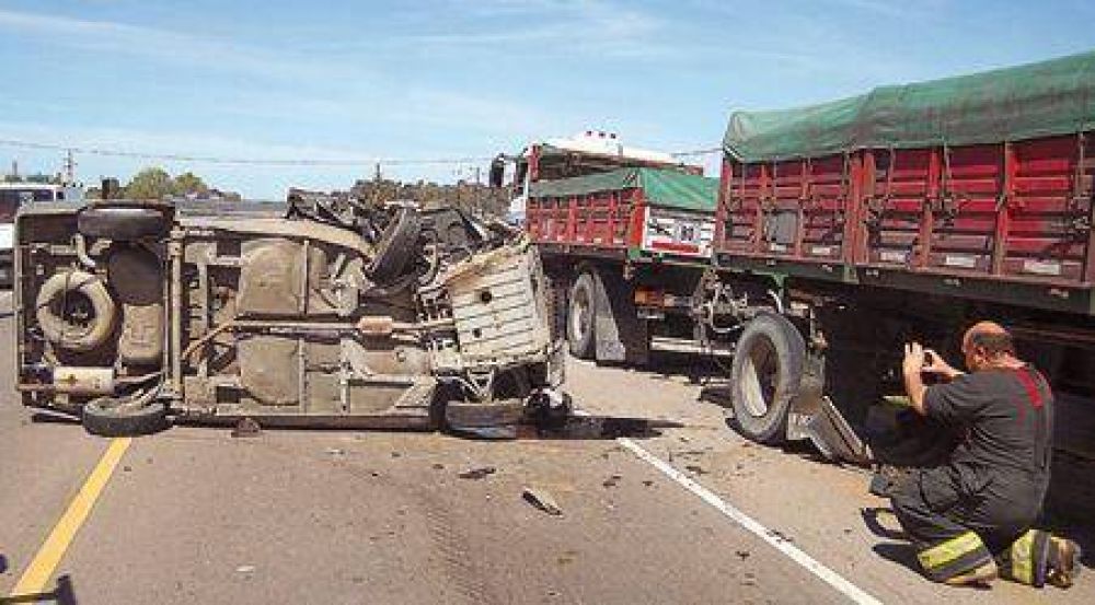 Volc� un autom�vil tras colisionar con un cami�n