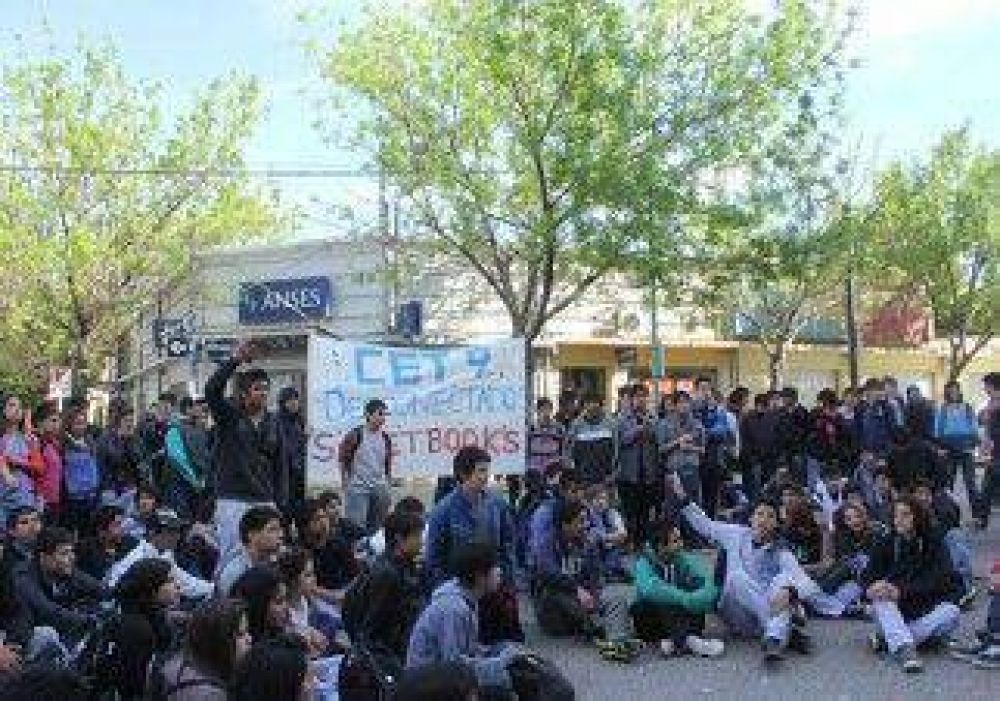 Otra protesta para pedir netbooks 