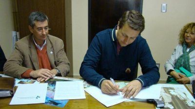Firmaron convenio para trabajadores municipales