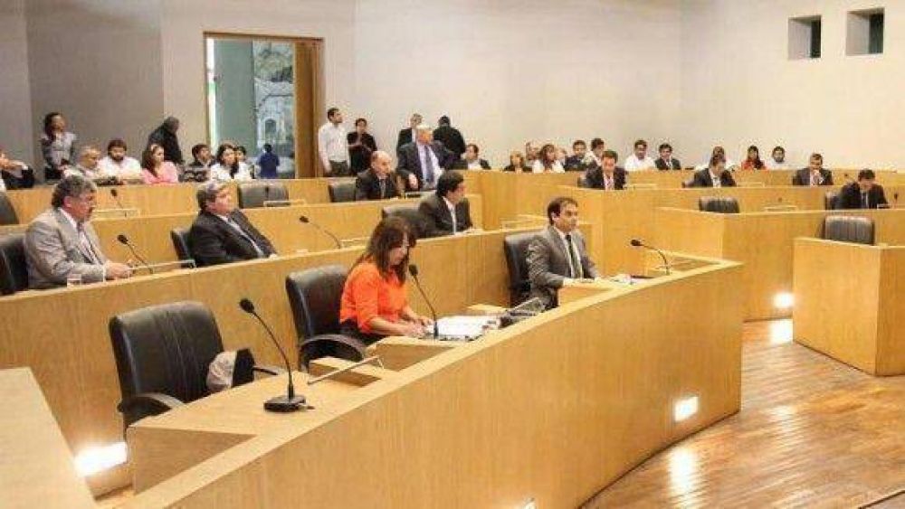  El Concejo aprob�, la Intendencia promulg�, y desde hoy viajar en taxi cuesta un 45% m�s caro