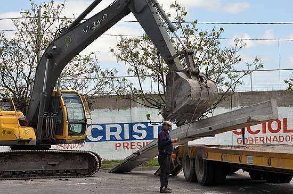 Tras las �ltimas pericias, retiran la viga ca�da en el Puente Sarmiento