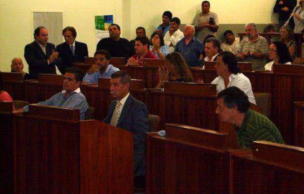 Concejales opositores y oficialistas buscan impedir que Curto siga otorgando las excepciones