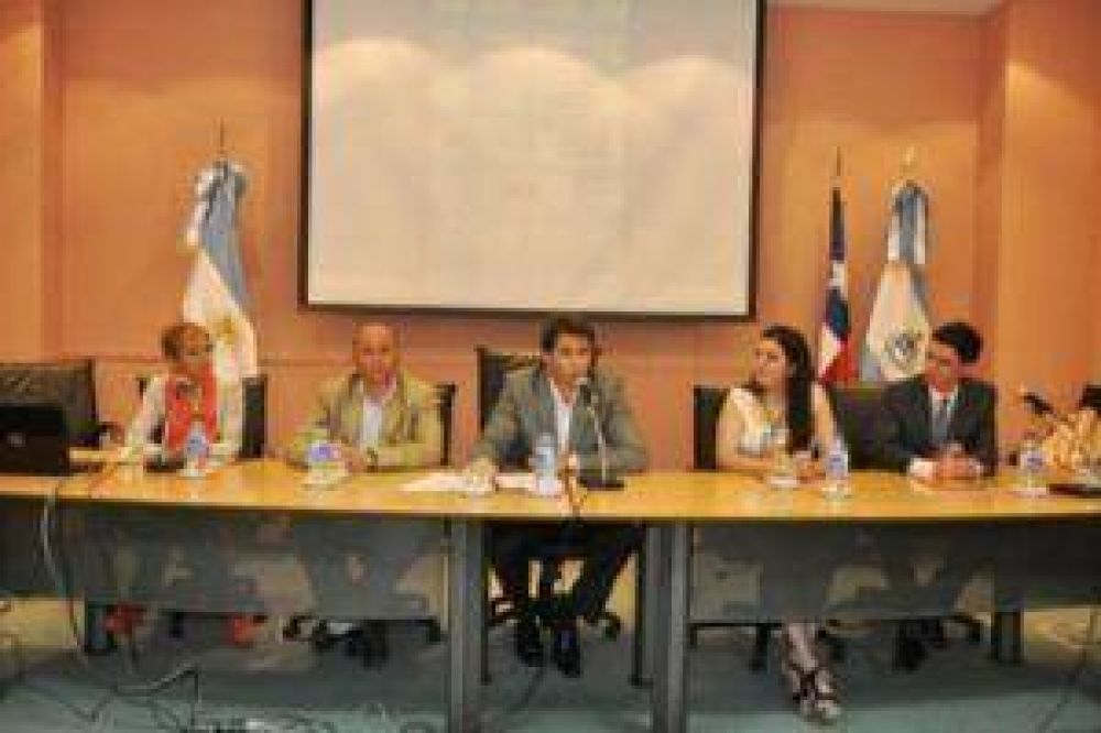 J�venes argentinos y chilenos debaten en un encuentro binacional