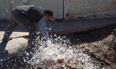  Un ca�o roto en La Estanzuela derrocha agua potable desde el lunes