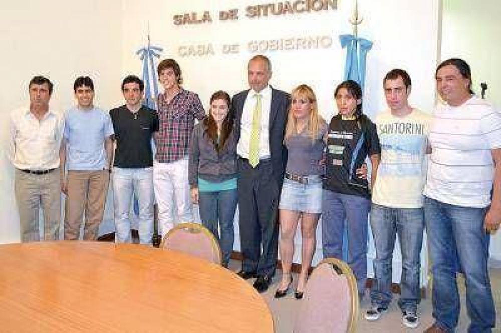 El Gobernador Buzzi recibi� a deportistas chubutenses