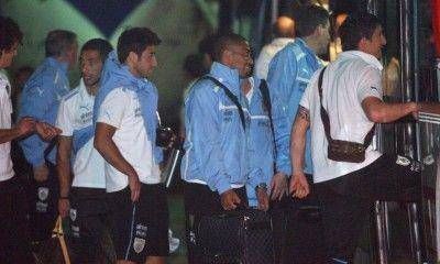 Con un retraso de dos horas, el plantel uruguayo lleg� a Mendoza