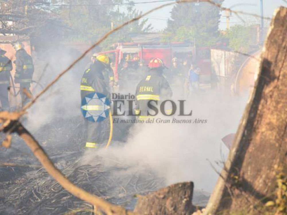Bernal: incendio en un dep�sito