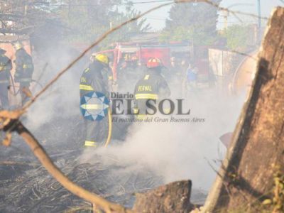 Bernal: incendio en un dep�sito