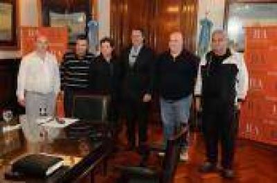 Casal se reuni� con representantes de sindicato de taxistas platenses