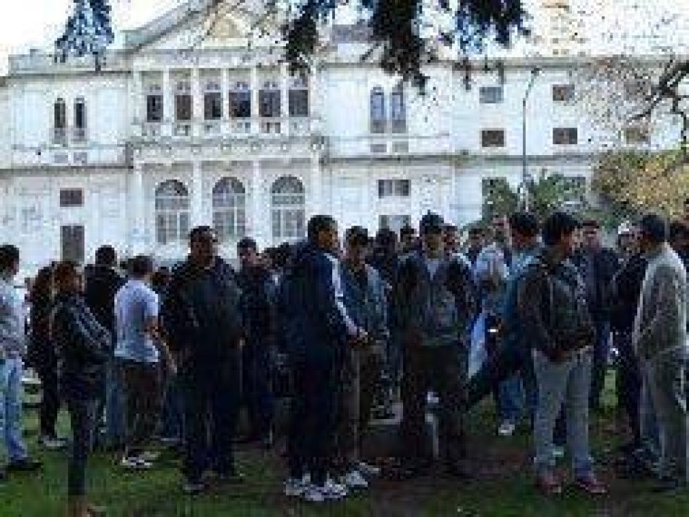 Efectivos del SPB marcharon frente a la Legislatura de la Provincia